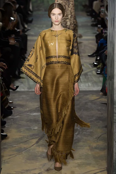 Look 18